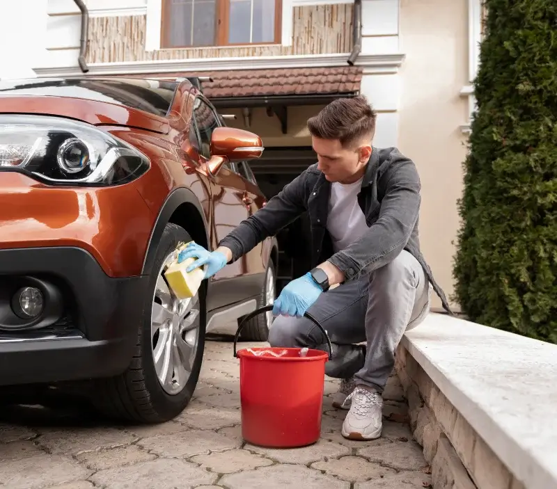 Lavage auto à domicile Distré : professionnel intervenant sur un véhicule